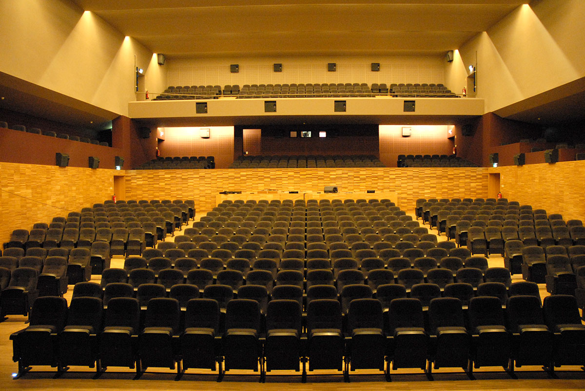 Auditório do teatro com assentos